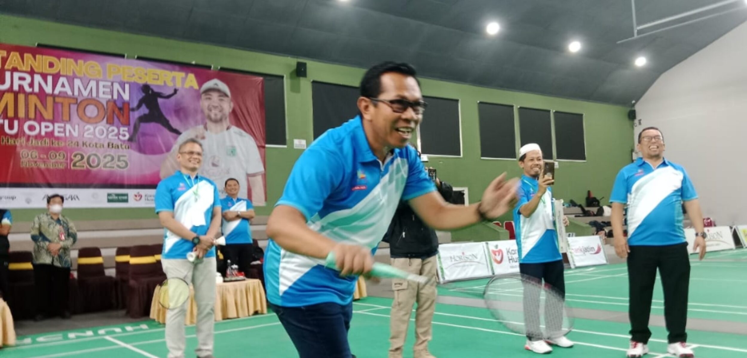 Walikota Resmikan Turnamen Badminton, Peringati Hari Jadi Ke-24 Kota Batu