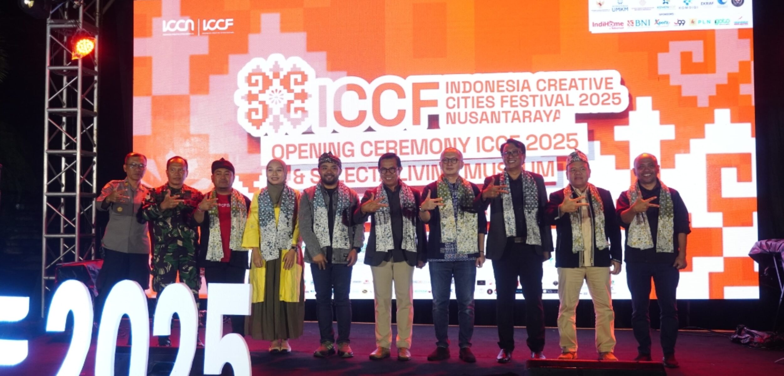 Wali Kota Batu, Nurochman bersama Dirut Taman Rekreasi Selecta, Sujud Hariadi, Wagub Garut, drg. Hj. Luthfianisa Putri Karlina, M.B.A, delegasi jejaring Indonesia ICCN, pelaku usaha kreatif, komunitas beserta perwakilan kementrian, saat sesi foto bersama. (Yan/kabarterdepan.com) 