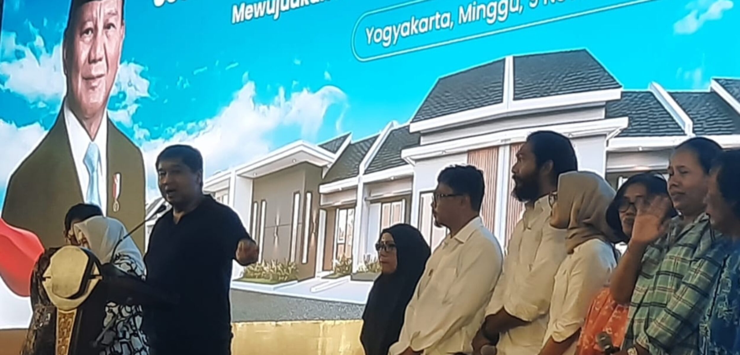 Menteri PKP Maruarar Sirait saat memberikan sosialisasi terkait Kredit Program Perumahan di Sprotorarium, UMY, Kasihan, Bantul, DIY, Minggu (9/11/2025). (Hadid Husaini)