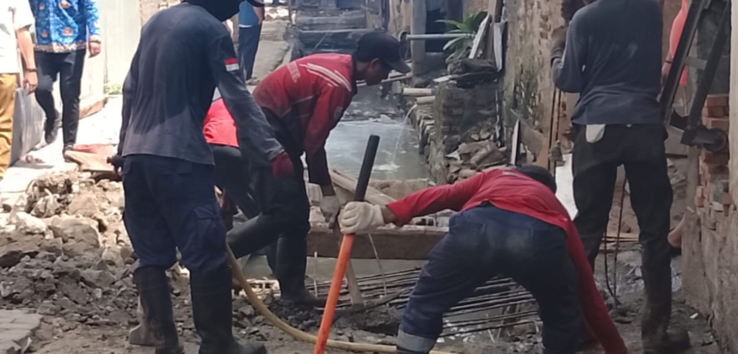 Pembongkaran bangunan diatas saluran kali Cupu oleh Distaru Kota Bekasi. (Yanso/kabarterdepan.com) Pabrik Tahu