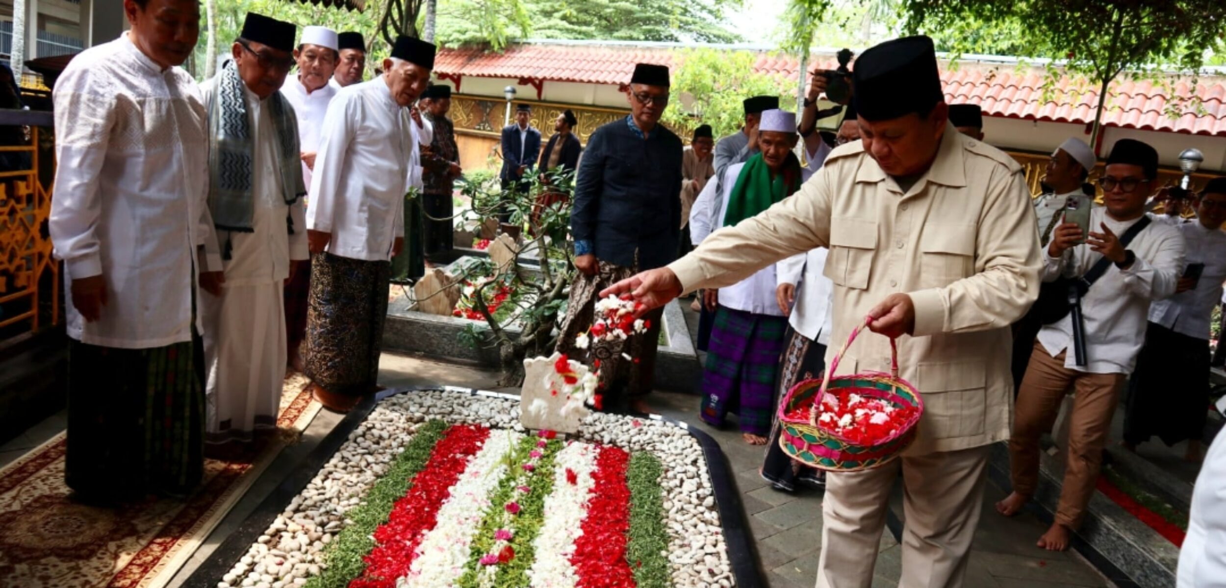 Momen Presiden RI Prabowo Subianto saat mendatangi makam Gus Dur di Tebuireng, Jombang. (Karimatul Maslahah/kabarterdepan.com) 