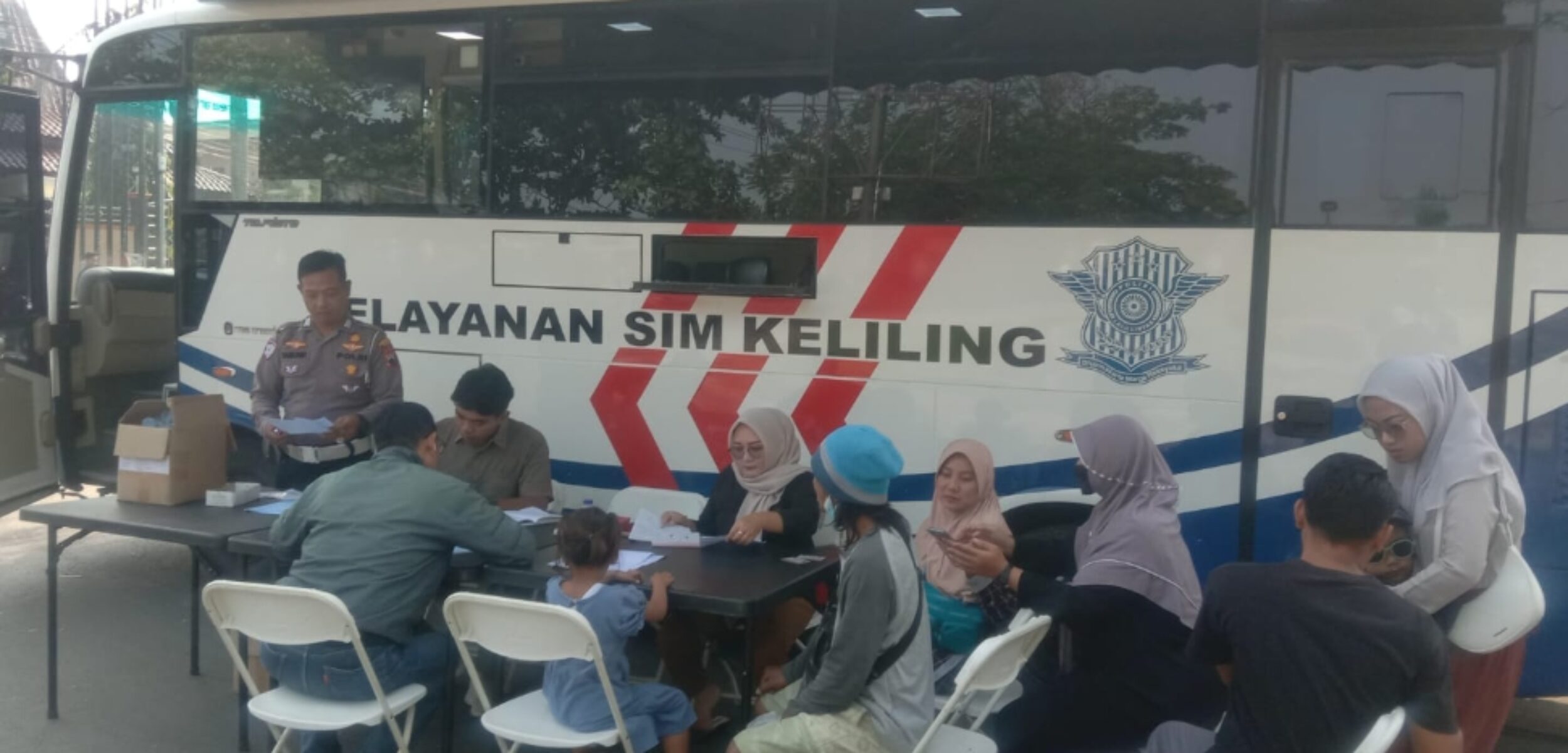 Pelayanan SIM Keliling yang digelar oleh Satlantas Polres Blora di lapangan Tuk Buntung, Kecamatan Cepu, Blora. (Rengga/kabarterdepan.com)