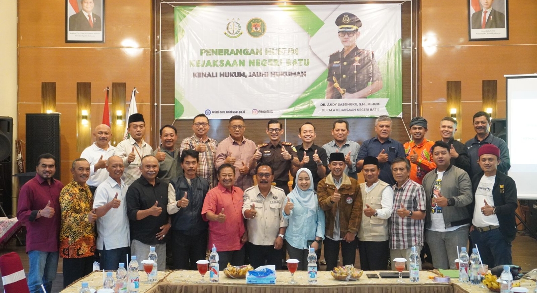 Kajari Batu, Andy Sasongko beserta jajaran, saat sesi foto bersama Kades dan Lurah se-Kota Batu dalam kegiatan acara Penyuluhan Hukum dana desa. (Yan)