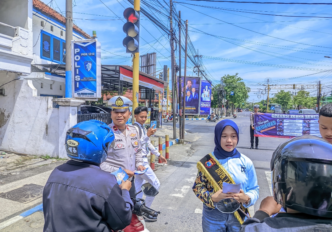 Vira duta lantas Polres Sampang membagikan brosur ke pengendara motor (fais/kabarterdepan.com)