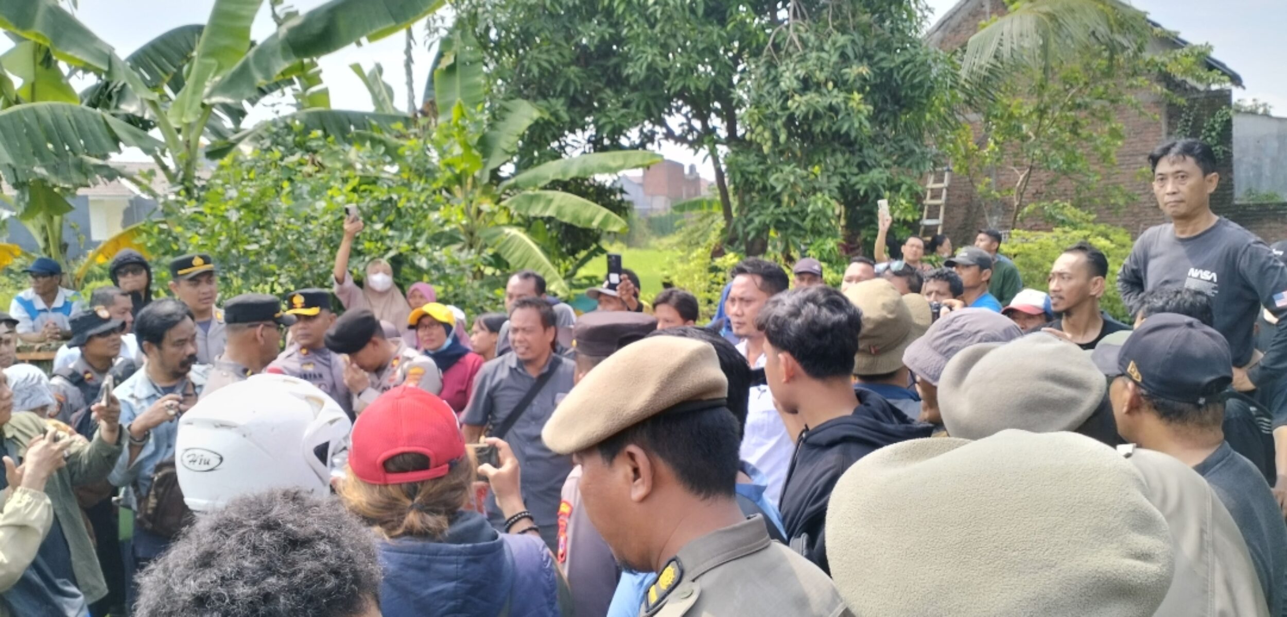 Suasana eksekusi lahan di Jemput Rejo, Sidoarjo. (Redaksi/kabarterdepan.com)