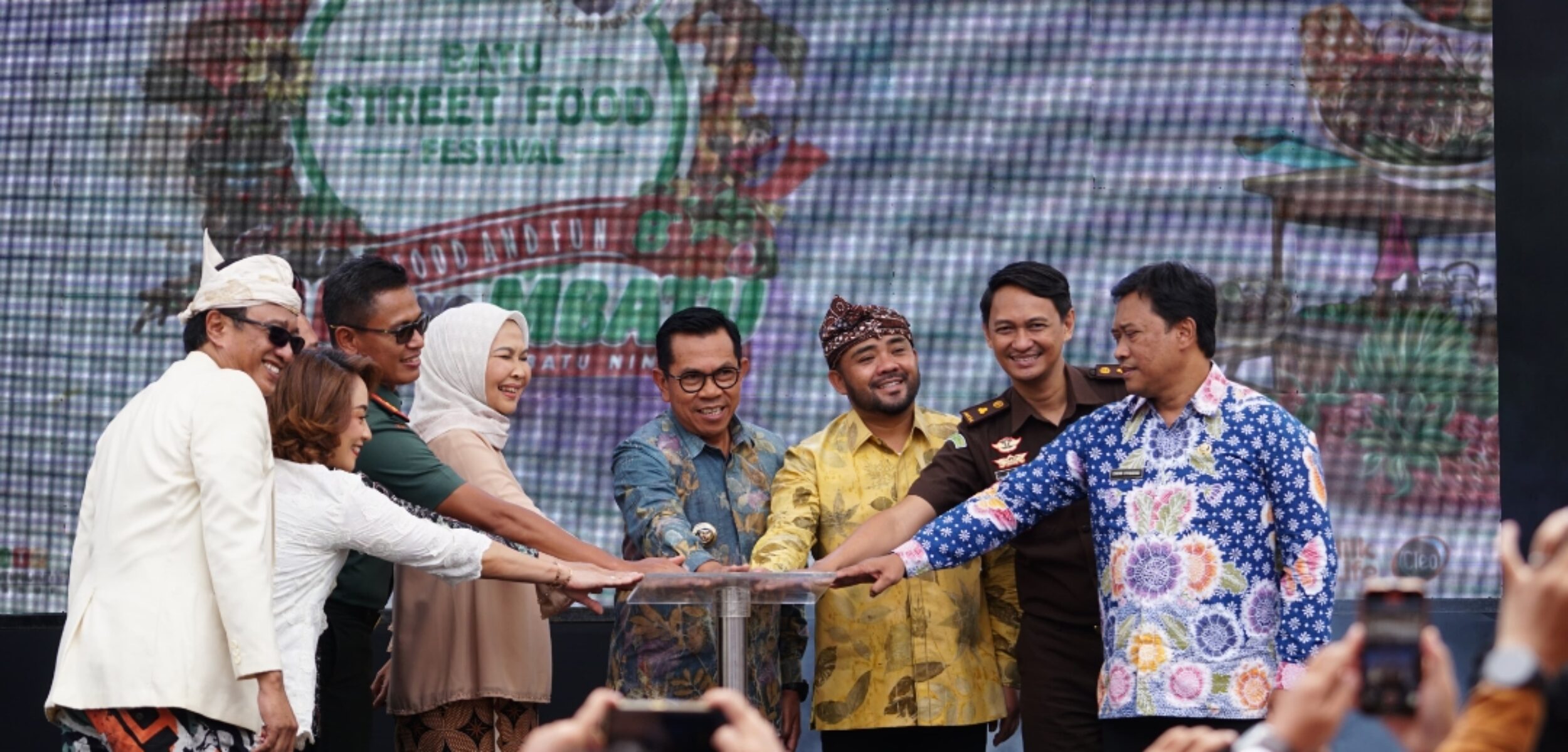 Screenshot 20251120 210040 1 Wali Kota Batu, Nurochman, bersama Wakil Wali Kota Batu, Heli Suyanto, didampingi Ketua PHRI Kota Batu, Sujud Hariadi, saat membuka event Batu Street Food Festival #8 Tahun 2025. (Yan/kabarterdepan.com)