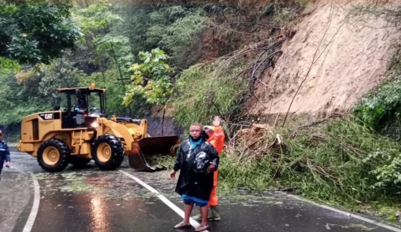 BPBD Kota Batu, Tagana, Tim PUBM Propinsi Jawa Timur, TNI, Polri, Damkarmat, relawan, dan masyarakat, saat berjibaku membersihkan sisa material tanah longsor. (Yan)