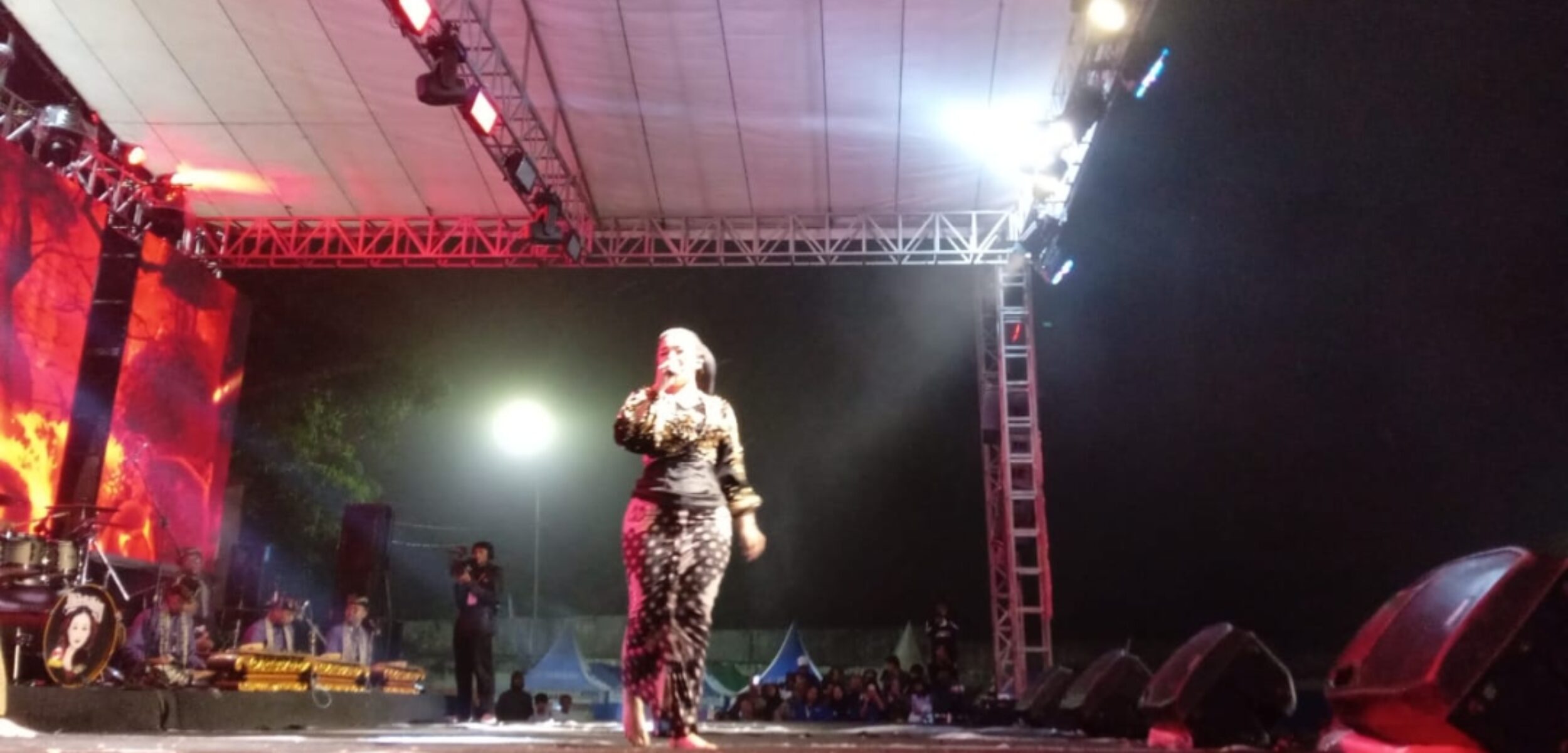 Penampilan Niken Salindry yang menghibur warga Kota Batu. (Yan)