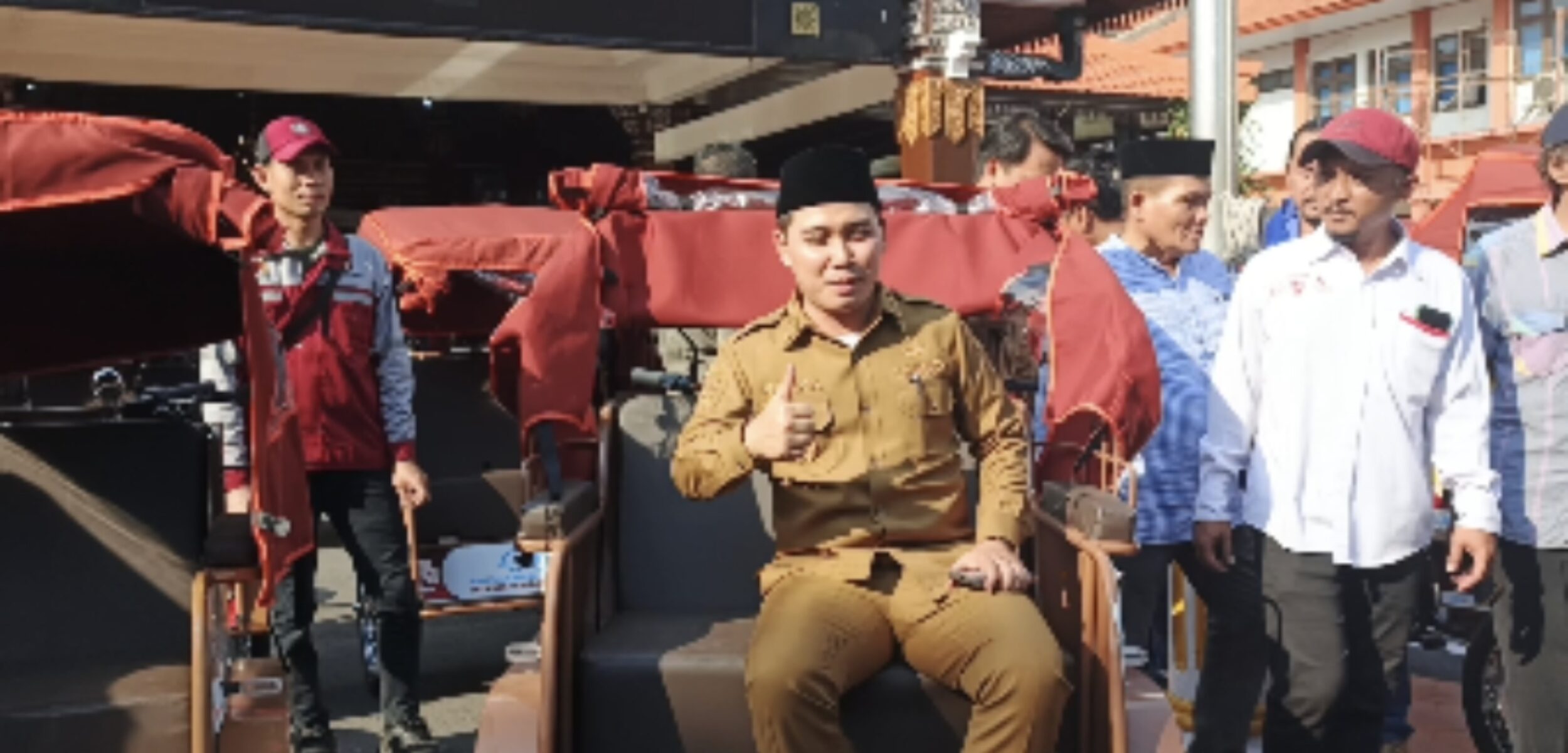 Bupati Mojokerto Muhammad Albarra menjajal naik becak listrik