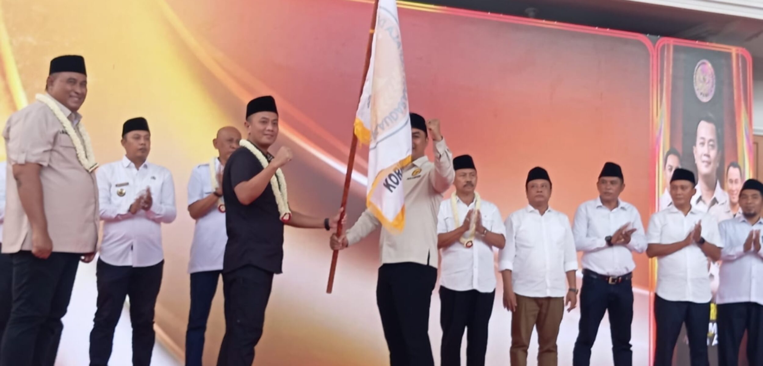 Penyerahan bendera PKDI kepada Bun Wij (fais/kabarterdepan.com)