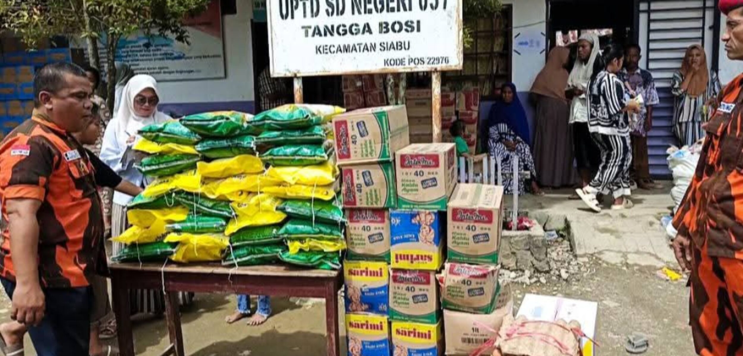 Penyerahan bantuan dari Pemuda Pancasila Madina.