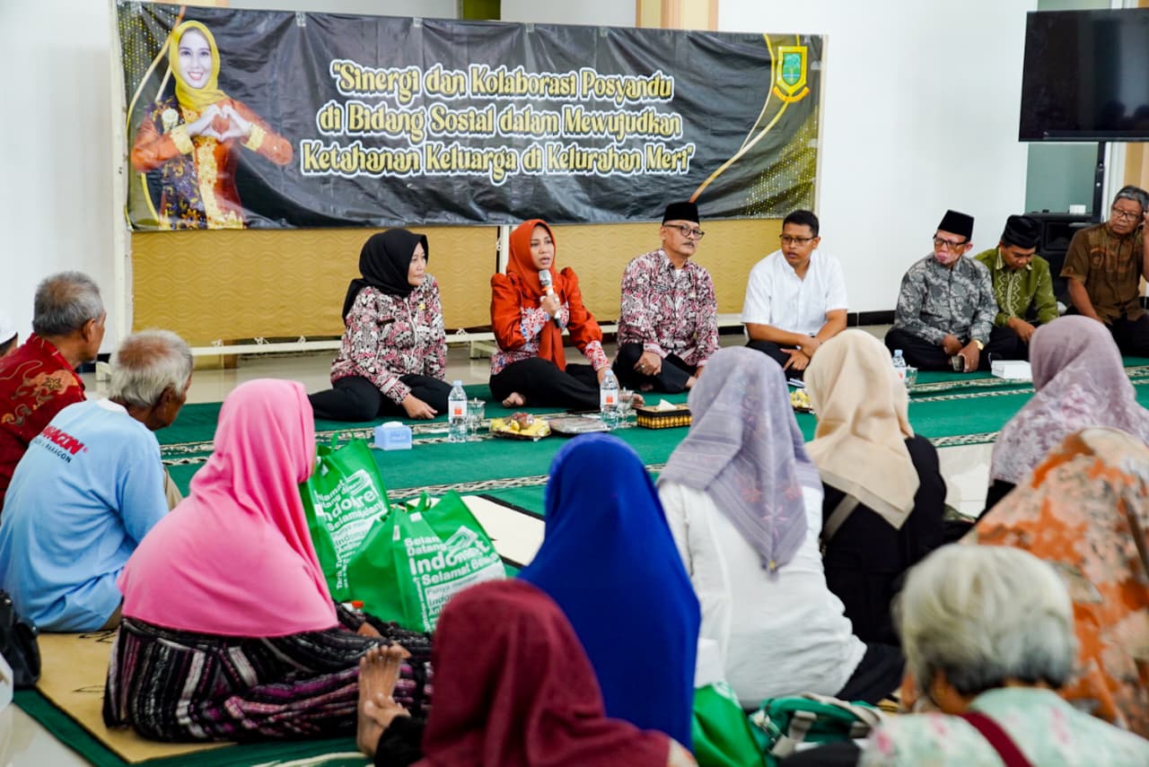 Wali Kota Mojokerto Ika Puspitasari saat membuka kegiatan Sinergi dan Kolaborasi Posyandu di Bidang Sosial dalam Mewujudkan Ketahanan Keluarga. (Kominfo Kota Mojokerto)