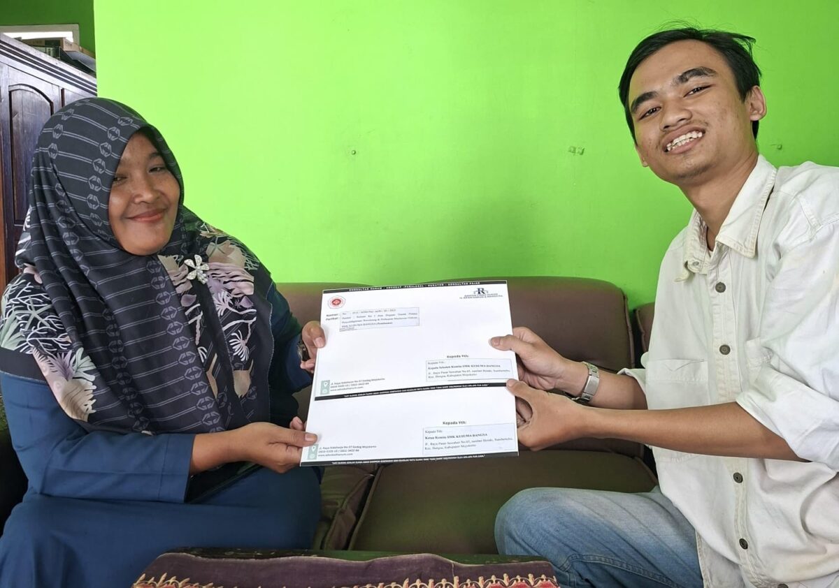 Diterima Dwi Retanasari (TU SMK Kusuma Bangsa). Pengirim : Ary Yudistira (Paralegal Kantor Firma Hukum H Rifan Hanum & Nawacita)