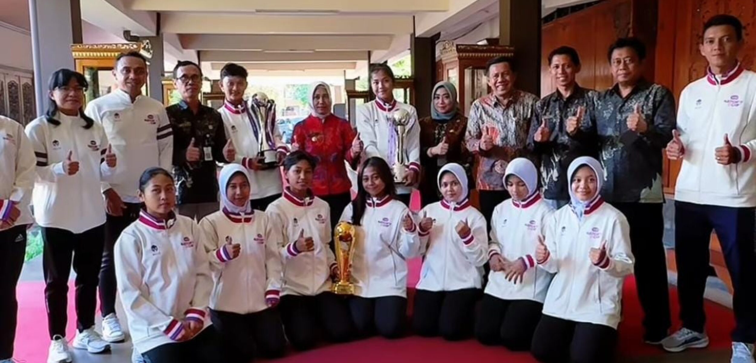 Wali Kota Mojokerto Ika Puspitasari audiensi bersama tim futsal putri SMAN 2 Mojokerto di Rumah Rakyat Kota Mojokerto. (Kominfo Kota Mojokerto)