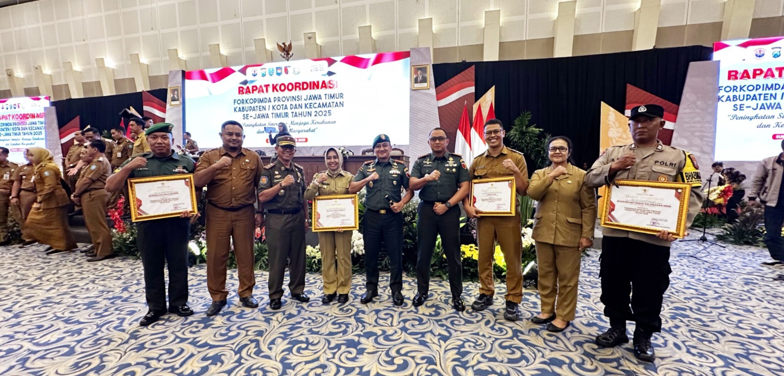 Wali Kota Mojokerto Ika Puspitasari berhasil meraih Penghargaan sebagai Kepala Daerah Pembina Siskamling Terpadu Merah Putih Jogo Jawa Timur Terbaik V Tahun 2025. (Kominfo Kota Mojokerto)