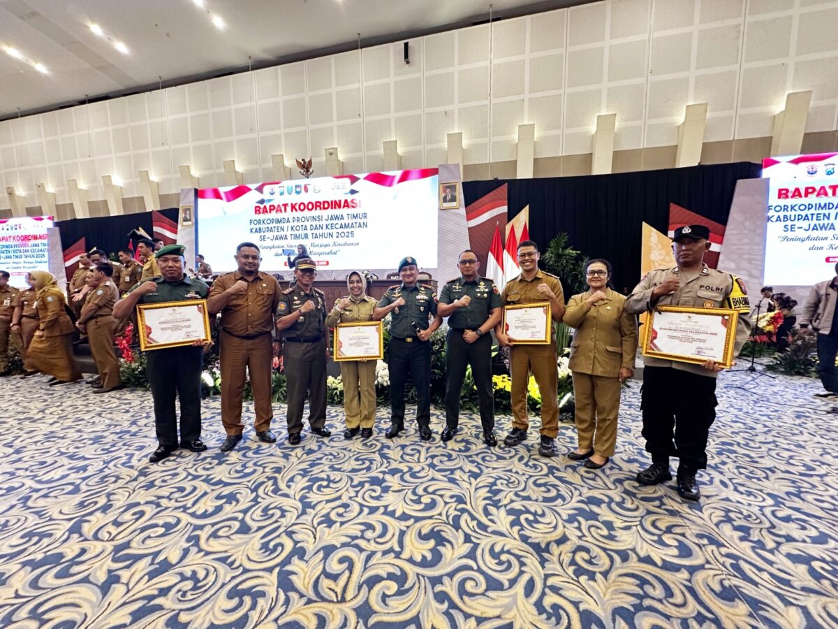 Wali Kota Mojokerto Ika Puspitasari berhasil meraih Penghargaan sebagai Kepala Daerah Pembina Siskamling Terpadu Merah Putih Jogo Jawa Timur Terbaik V Tahun 2025. (Kominfo Kota Mojokerto)