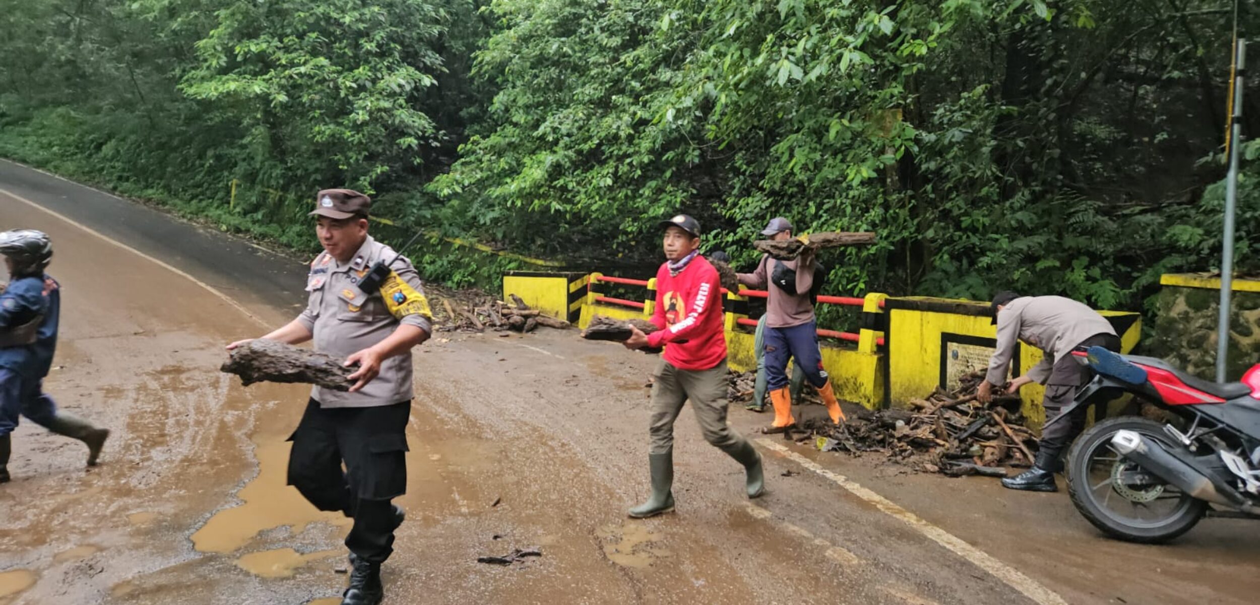 Petugas membersihkan sisa material. (Redaksi Kabar Terdepan)