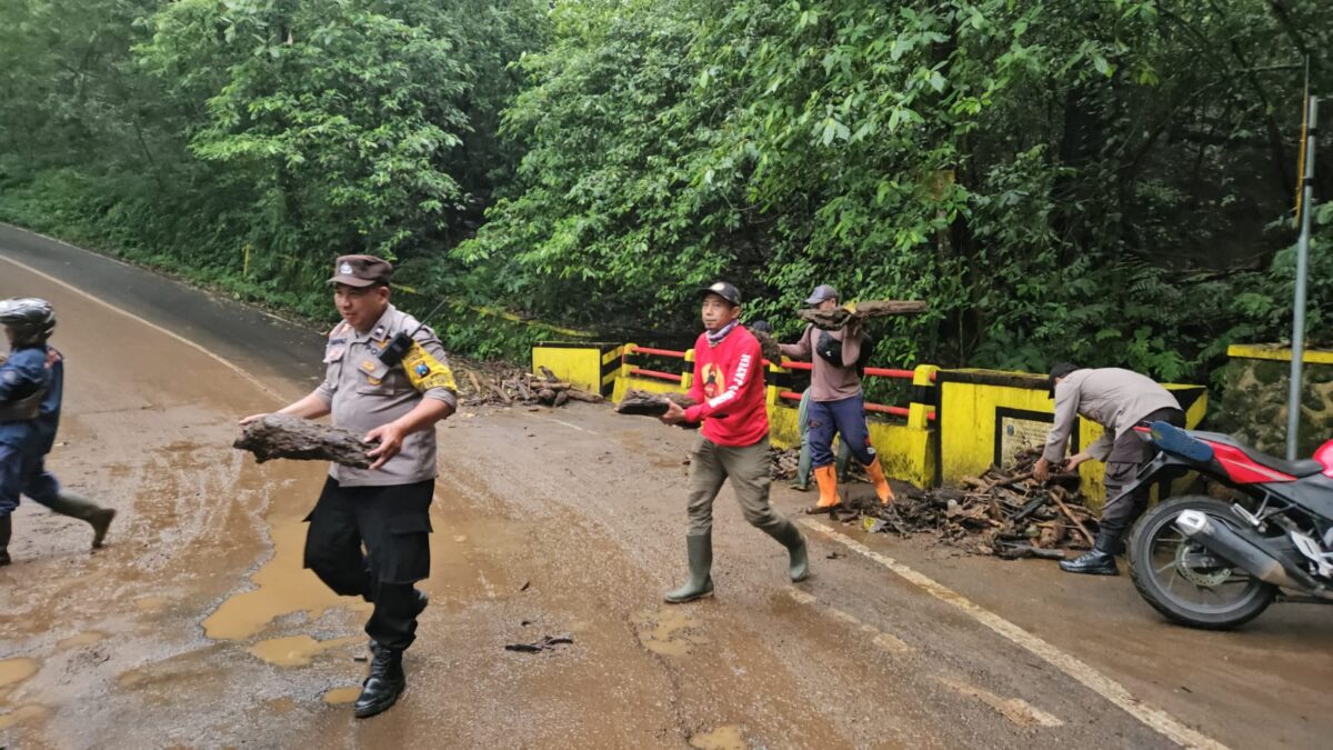 Petugas membersihkan sisa material usai hujan deras. (Redaksi Kabar Terdepan)