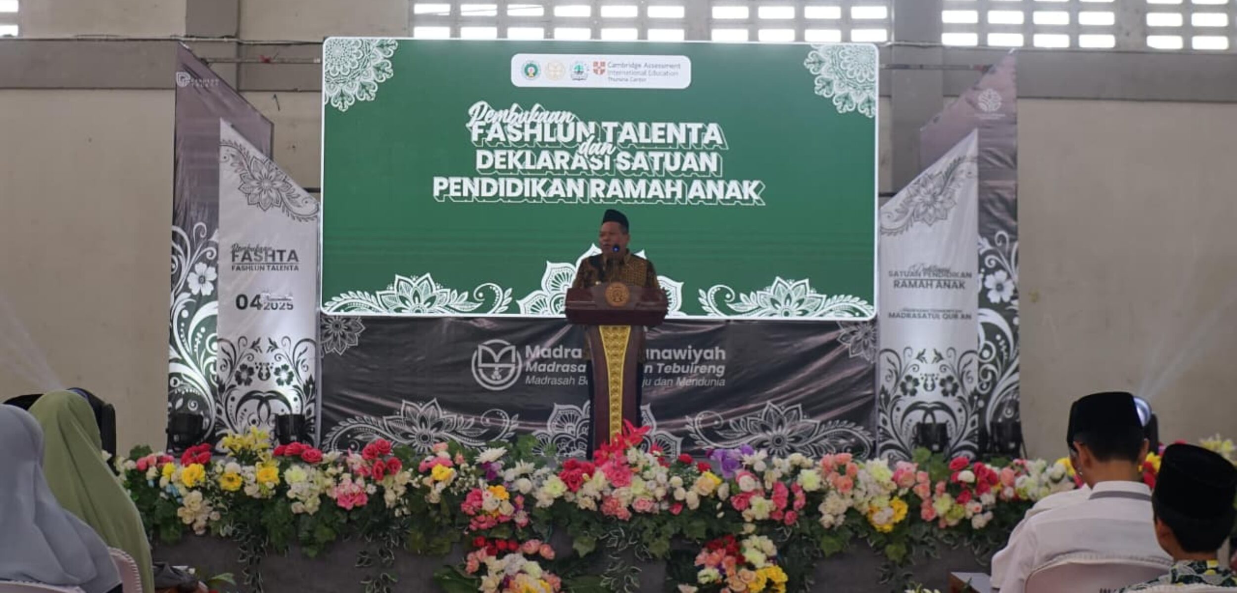 Wakil Bupati Jombang, Salmanudin, S.Ag., M.Pd, yang mewakili Bupati Jombang Warsubi, S.H., M.Si, dalam acara Deklarasi Satuan Pendidikan Ramah Anak (SRA) sekaligus Pembukaan Program Fashlun Talenta (Fashta) di MTs Madrasatul Qur’an (MQ) Tebuireng. (Kominfo Kab Jombang)