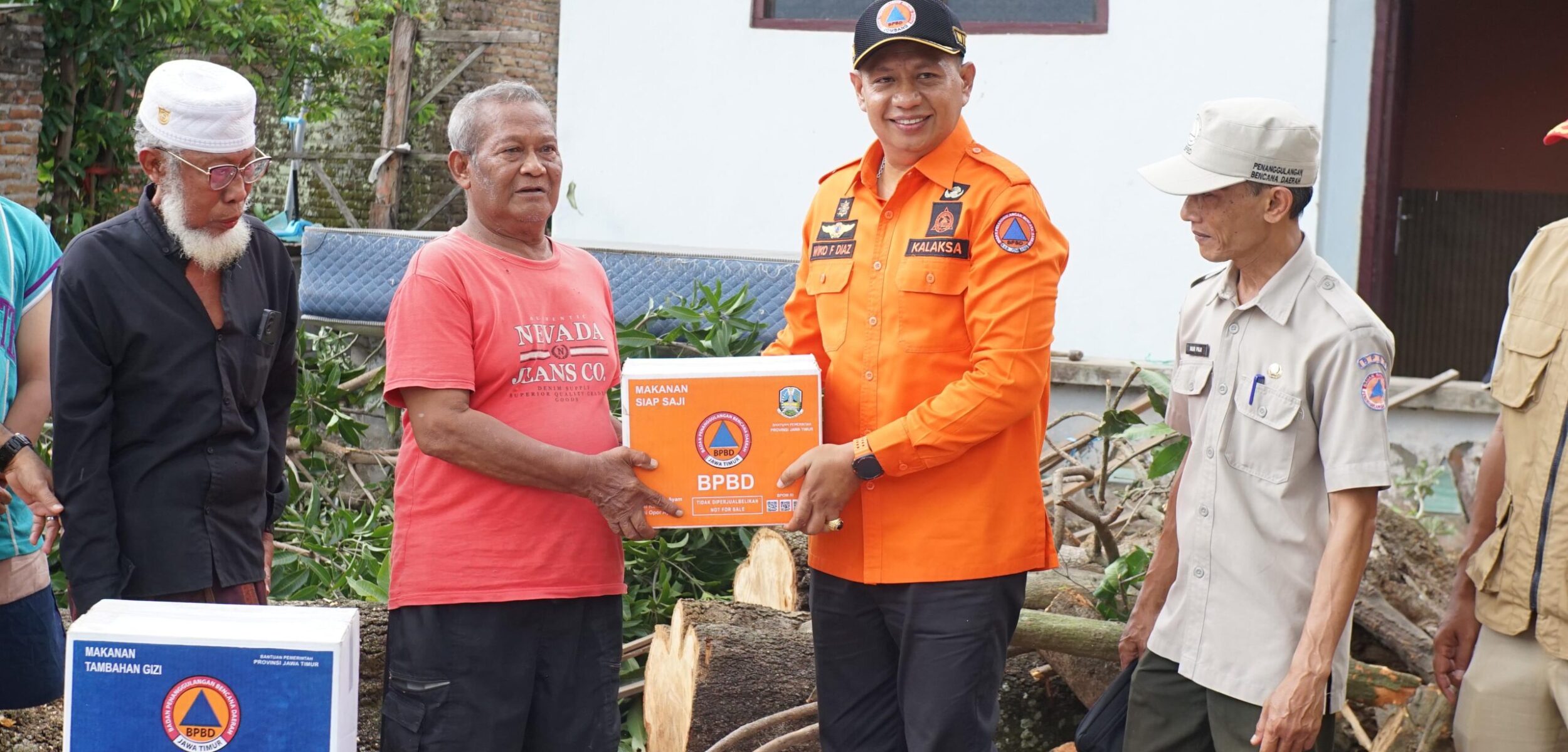 Tim Gabungan Penanggulangan Bencana (PB) Kabupaten Jombang bergerak sigap memastikan penanganan dampak, mulai dari pohon tumbang hingga kerusakan rumah warga. (Kominfo Pemkab Jombang)