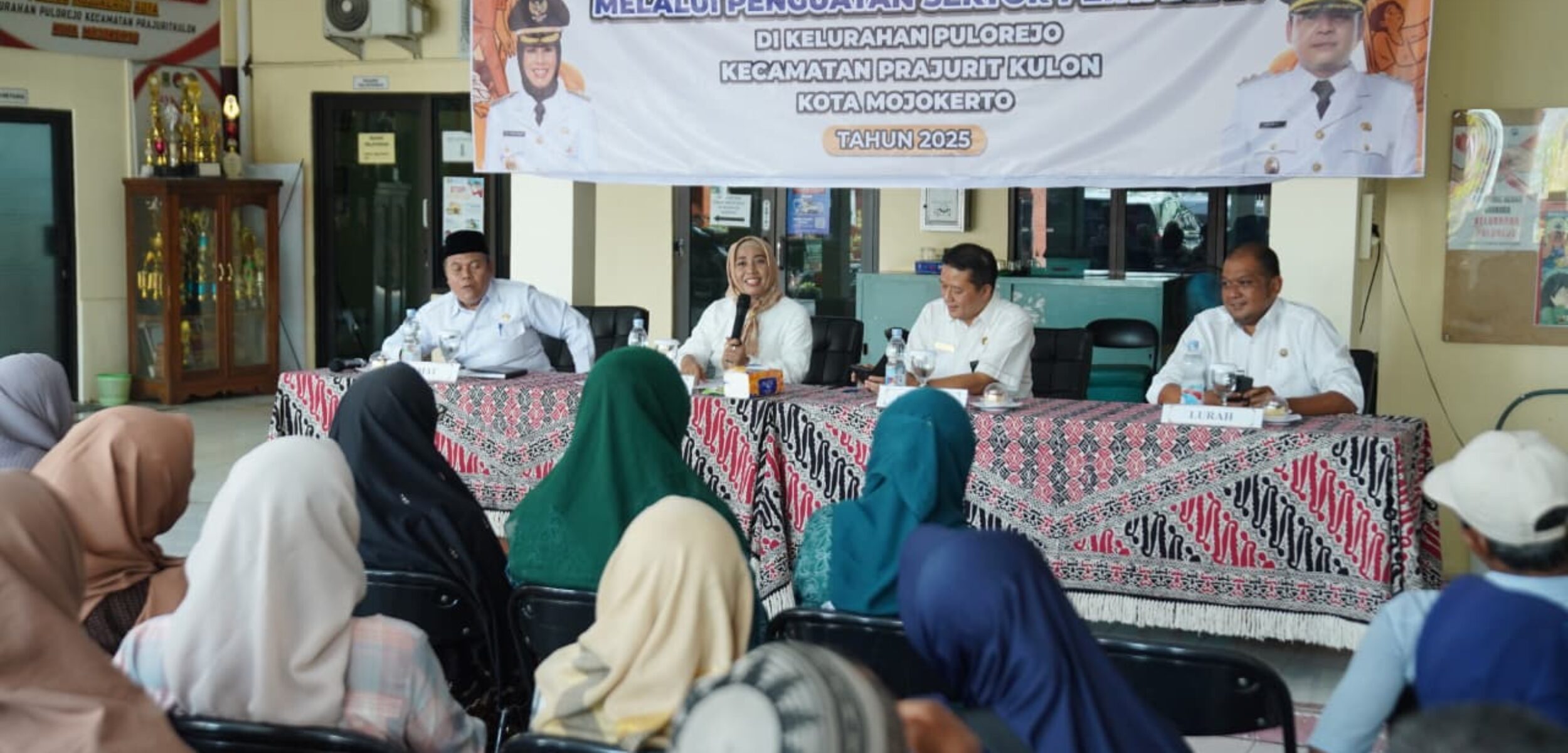 Wali Kota Mojokerto Ika Puspitasari menggelar dialog tatap muka dengan para petani dan Kelompok Wanita Tani (KWT) tentang ketahanan pangan. (Kominfo Kota Mojokerto)