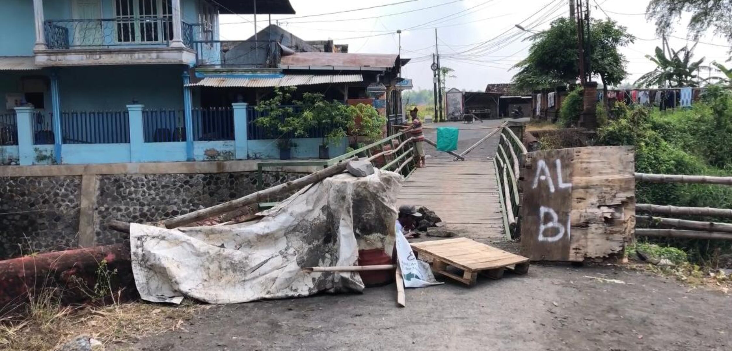 Kondisi jembatan saat ditutup. (Redaksi Kabar Terdepan)