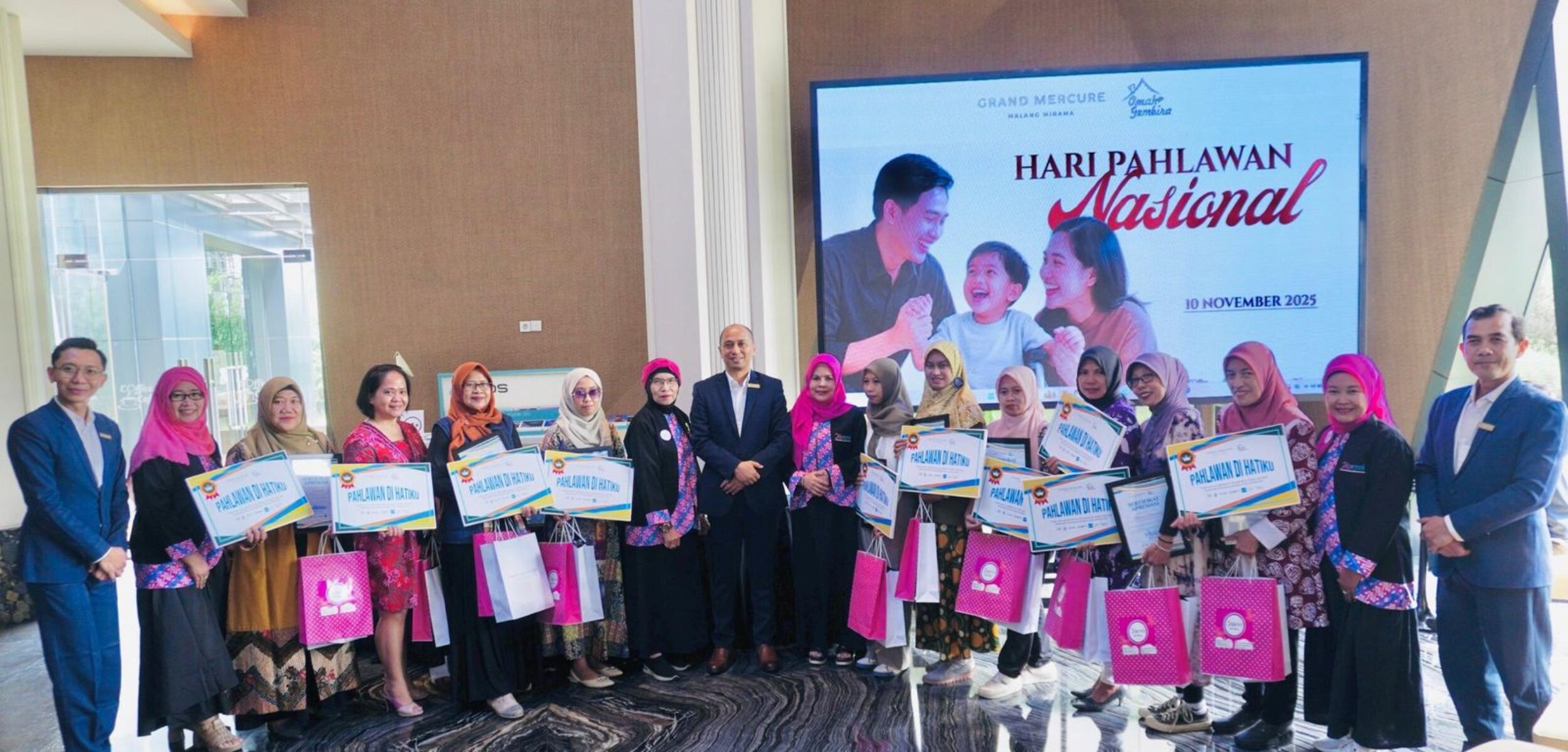 Grand Mercure Malang Mirama menggelar acara istimewa bertajuk “Pahlawan Di Hatiku” di Hari Pahlawan dengan memberikan penghargaan dan apresiasi tertinggi terhadap para orang tua dan wali disabilitas. (Istimewa)
