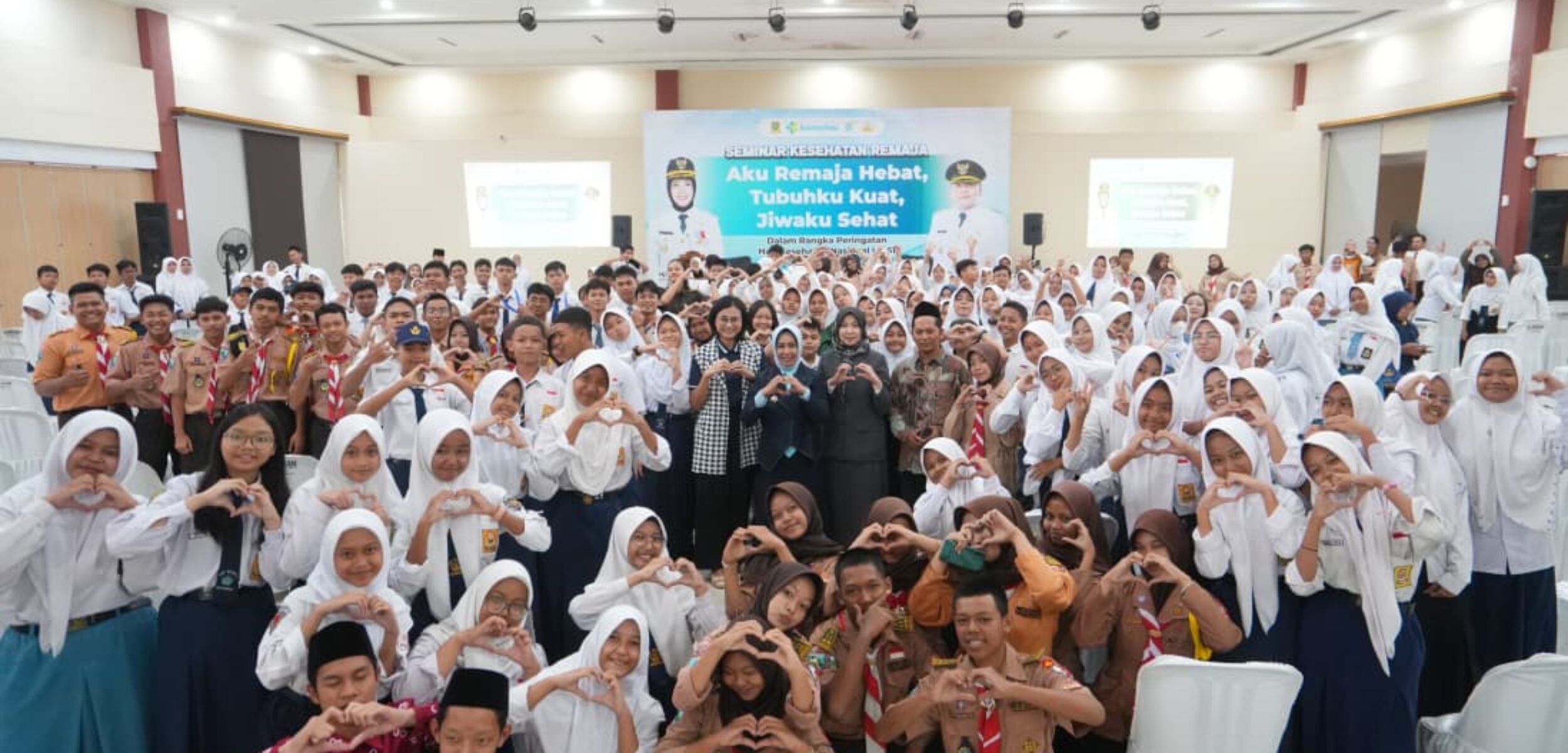 Wali Kota Mojokerto Ika Puspitasari foto bersama ratusan pelajar dalam agenda Seminar Kesehatan Remaja bertema "Aku Remaja Hebat, Tubuhku Kuat, Jiwaku Sehat". (Kominfo Kota Mojokerto)