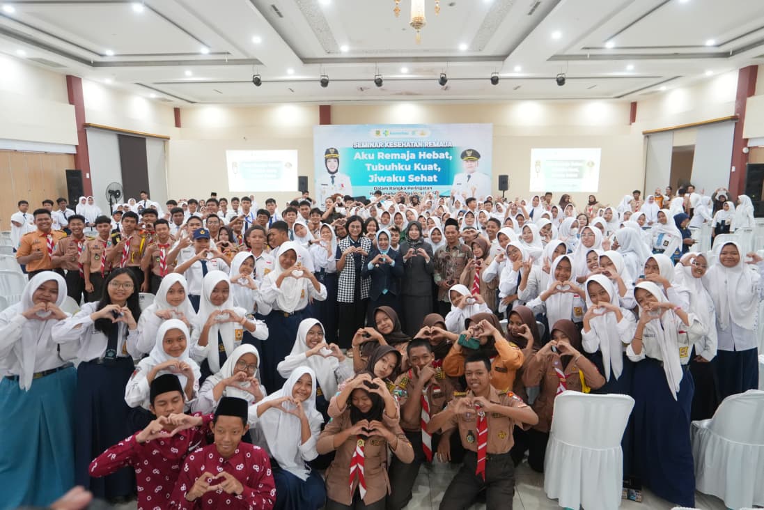 Wali Kota Mojokerto Ika Puspitasari foto bersama ratusan pelajar dalam agenda Seminar Kesehatan Remaja bertema "Aku Remaja Hebat, Tubuhku Kuat, Jiwaku Sehat" dalam rangka memperingati Hari Kesehatan Nasional (HKN) ke-61. (Kominfo Kota Mojokerto)