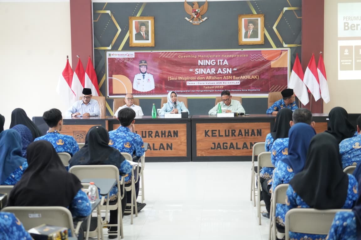 WhatsApp Image 2025 11 10 at 4.59.28 PM 1 Wali Kota Mojokerto Ika Puspitasari dalam kegiatan Coaching Manajemen Kepegawaian yang bertajuk “Ning Ita Sinar ASN” (Sesi Inspirasi dan Arahan ASN BerAKHLAK). (Kominfo Kota Mojokerto)