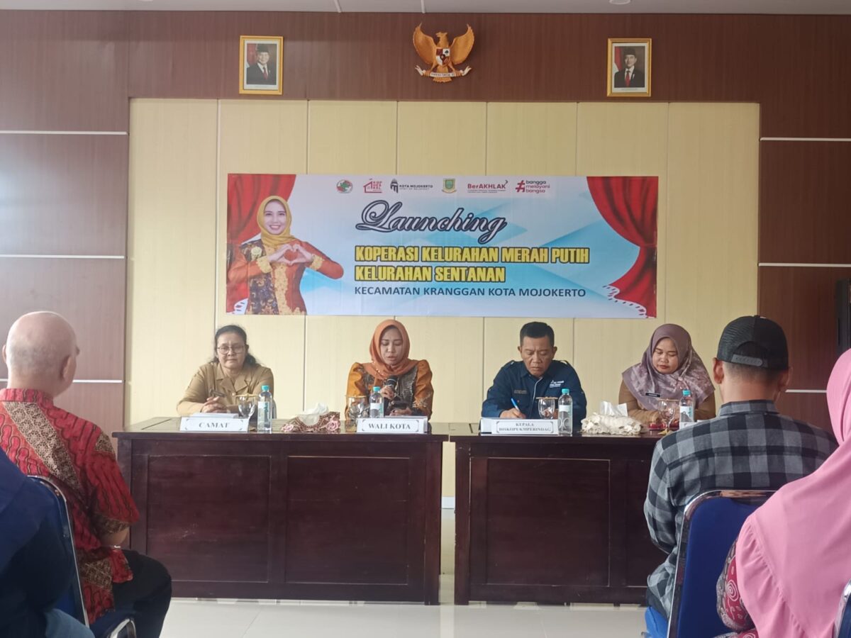 Wali Kota Mojokerto Ika Puspitasari melaunching Koperasi Kelurahan Merah Putih Sentanan. (Ezra/Kabarterdepan.com)