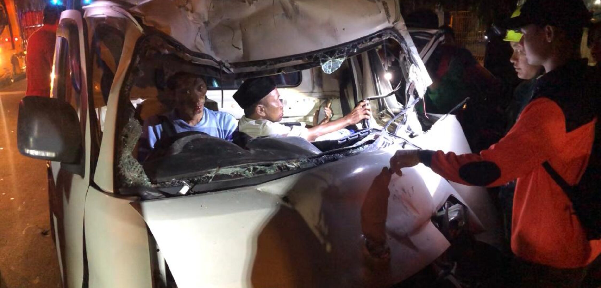 Kedua korban sopir mobil pikap saat terjepit di dalam kabin. (Redaksi Kabar Terdepan)