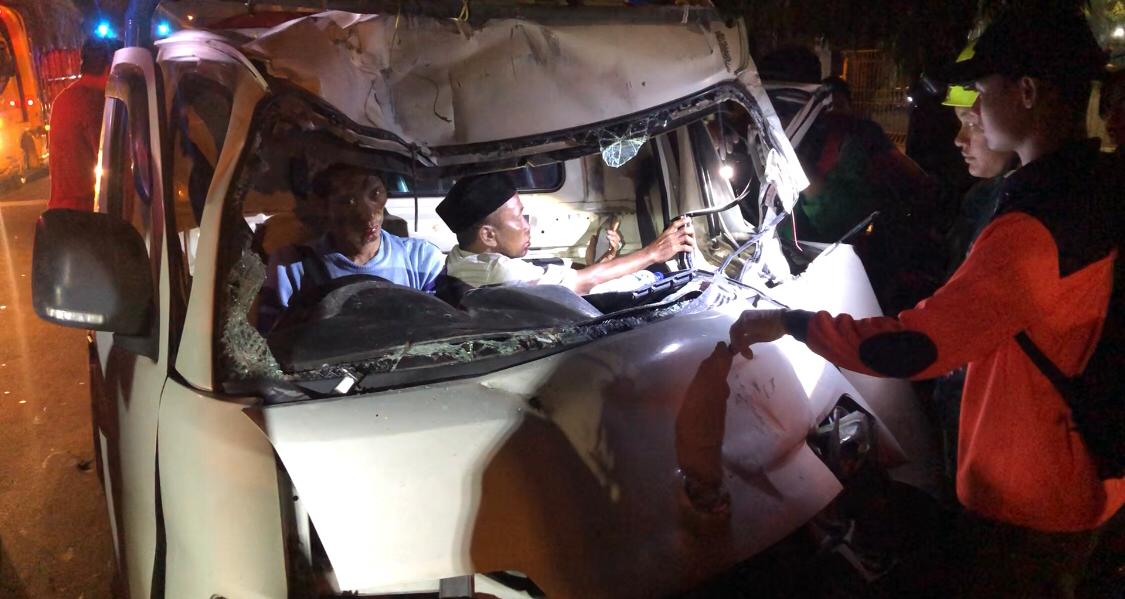 Kedua korban sopir mobil pikap saat terjepit di dalam kabin. (Redaksi Kabar Terdepan)