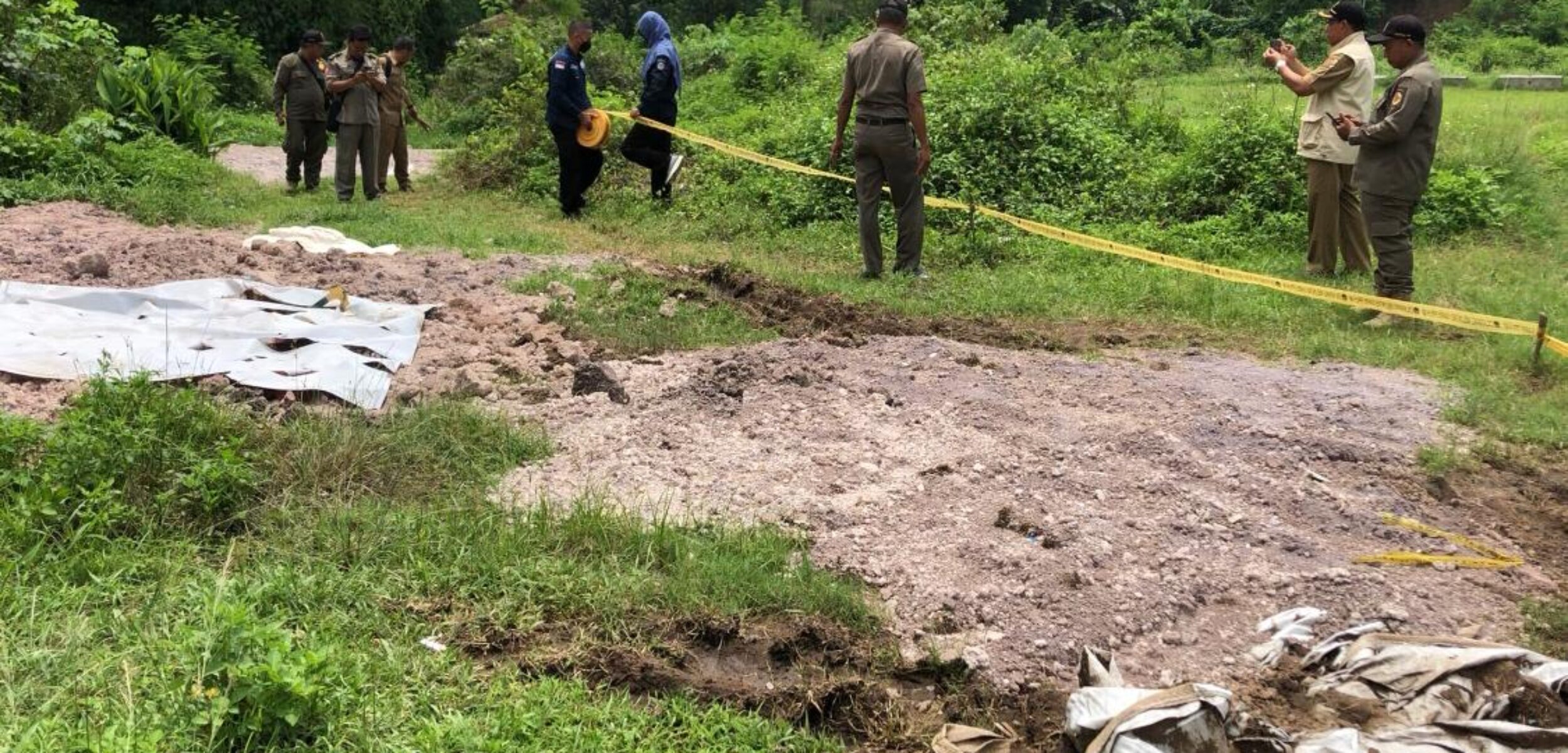 Petugas dari Pengawas Dinas Lingkungan Hidup Kabupaten Mojokerto saat memasang garis larangan. (Redaksi Kabar Terdepan)