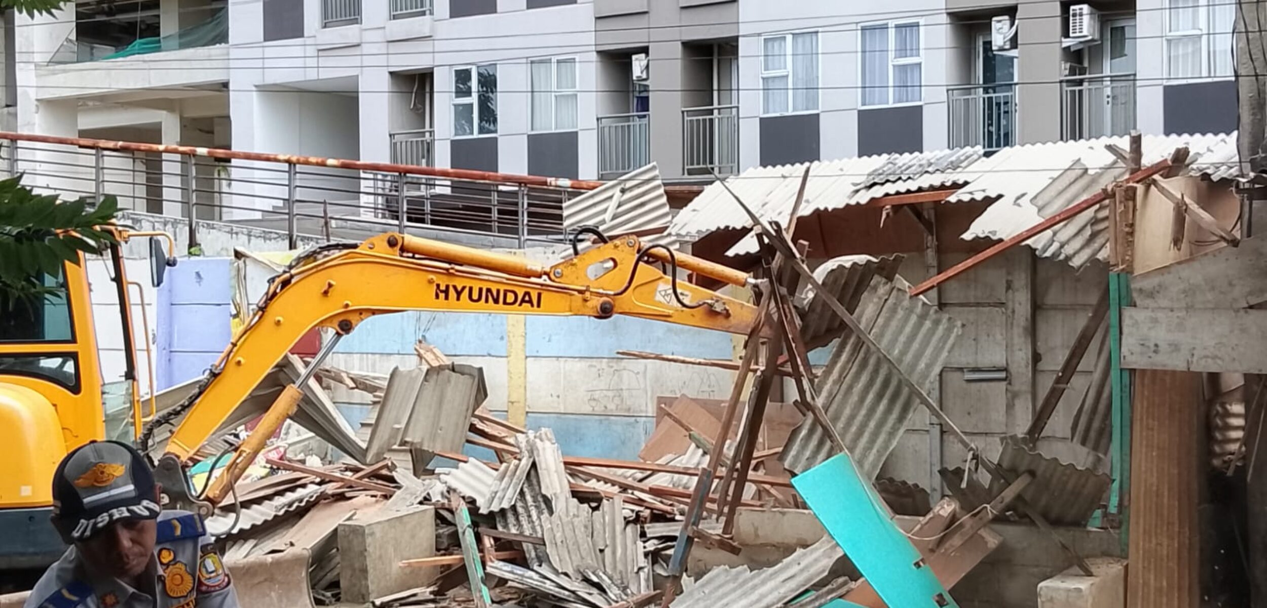 Dinas Tata Ruang (Distaru) Kota Bekasi melakukan pembongkaran sejumlah bangunan liar (bangli) di Jalan Rawa Semut. (Yanso/Kabarterdepan.com)