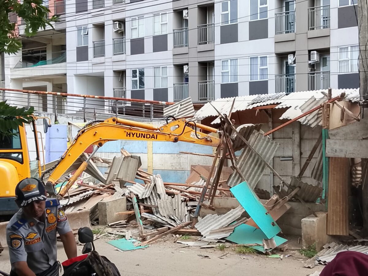 Dinas Tata Ruang (Distaru) Kota Bekasi melakukan pembongkaran sejumlah bangunan liar (bangli) di Jalan Rawa Semut. (Yanso/Kabarterdepan.com)