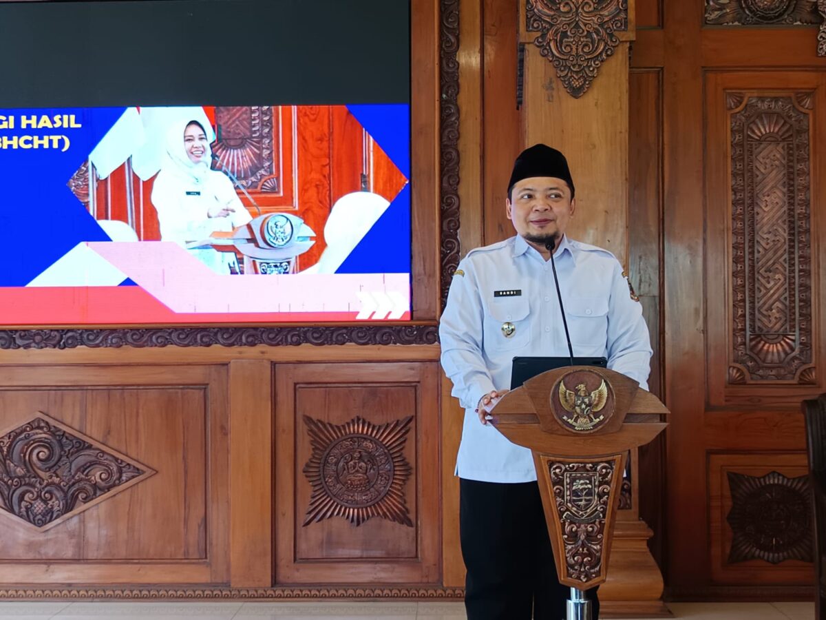 WhatsApp Image 2025 11 12 at 10.59.51 AM 1 Wakil Wali Kota Mojokerto Rachman Sidharta Arisandi saat memberikan sambutan dalam sosialisasi tenaga kerja bagi pekerja rentan melalui Dana Bagi Hasil Cukai Hasil Tembakau (DBHCHT) Tahun 2025. (Ezra/Kabarterdepan.com)