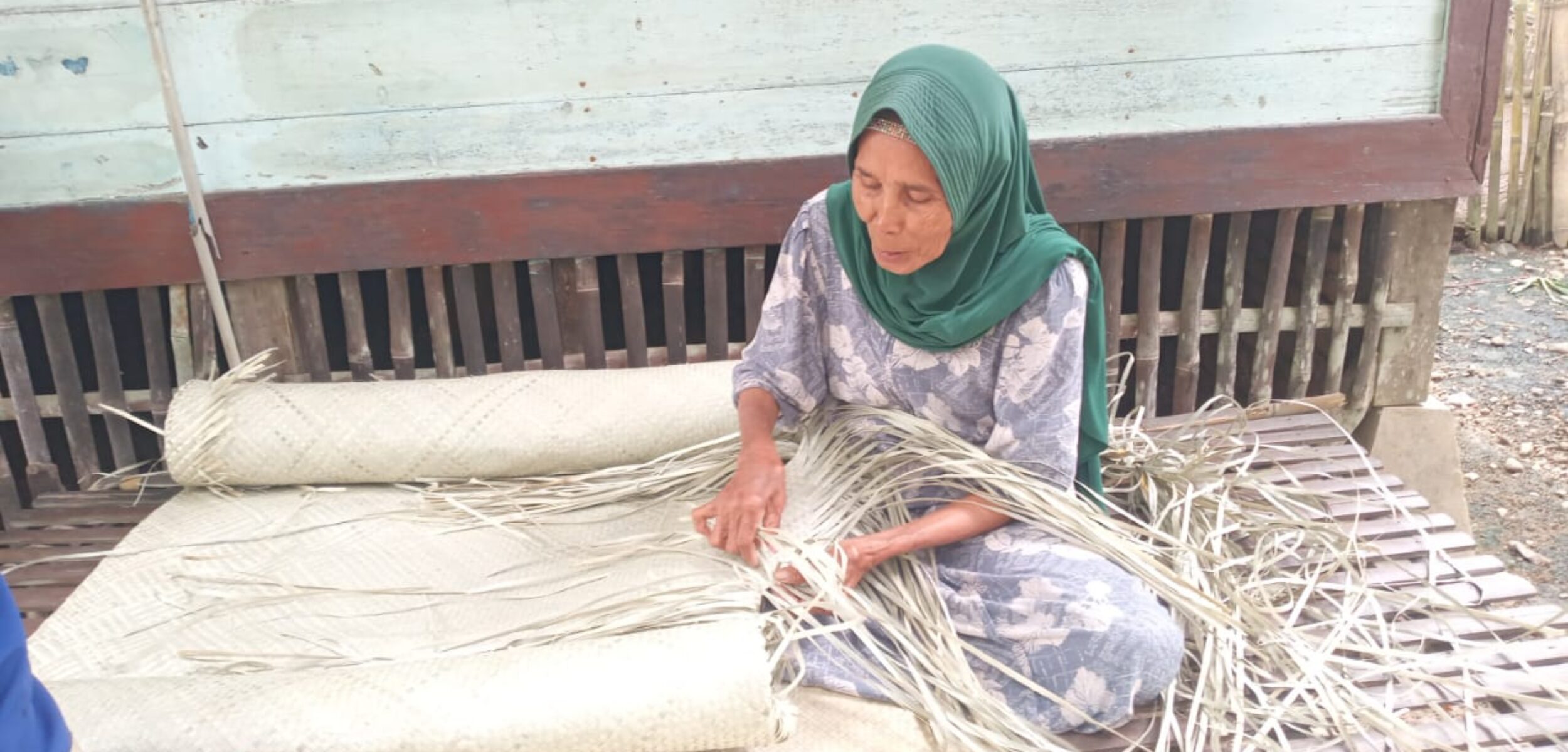 Warga Madina yang sedang Mambayu atau menganyam. (Suhartono/Kabarterdepan.com)