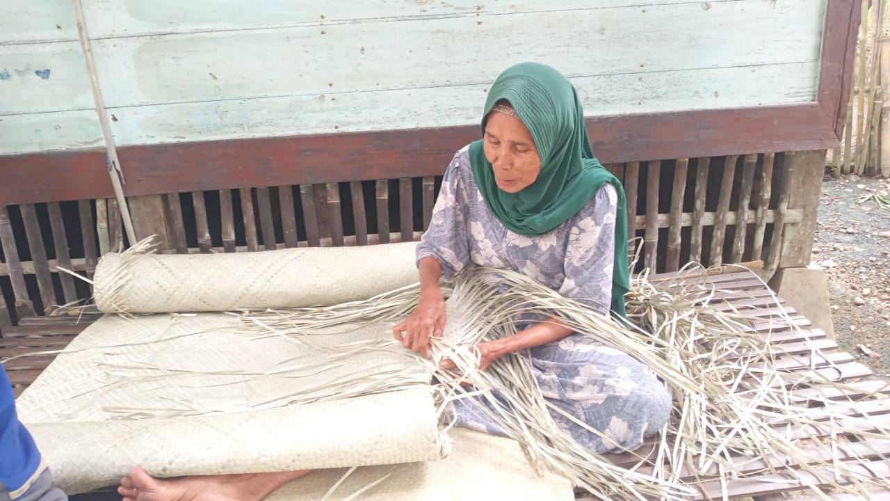 Warga Madina yang sedang Mambayu atau menganyam. (Suhartono/Kabarterdepan.com)