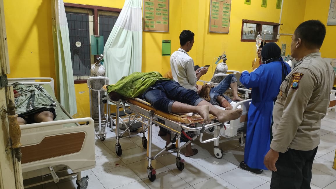 Korban mengalami luka dilarikan ke Puskesmas Omben usai bertabrakan dengan truk Fuso. (Fais/Kabarterdepan.com)