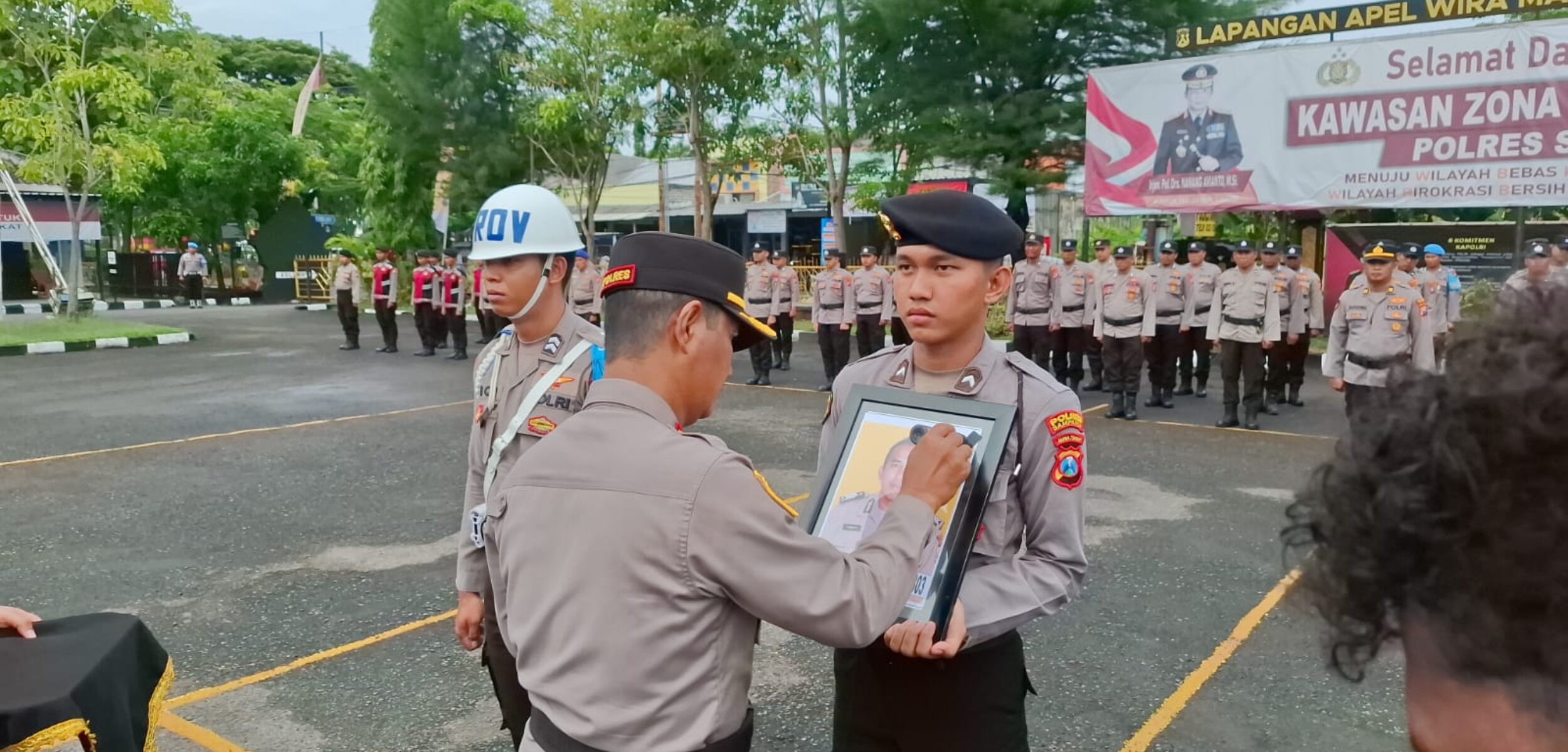 Kapolres Sampang AKBP Hartono memimpin apel pemberhentian tidak hormat Bripka Sunarto (Fais/Kabarterdepan.com)