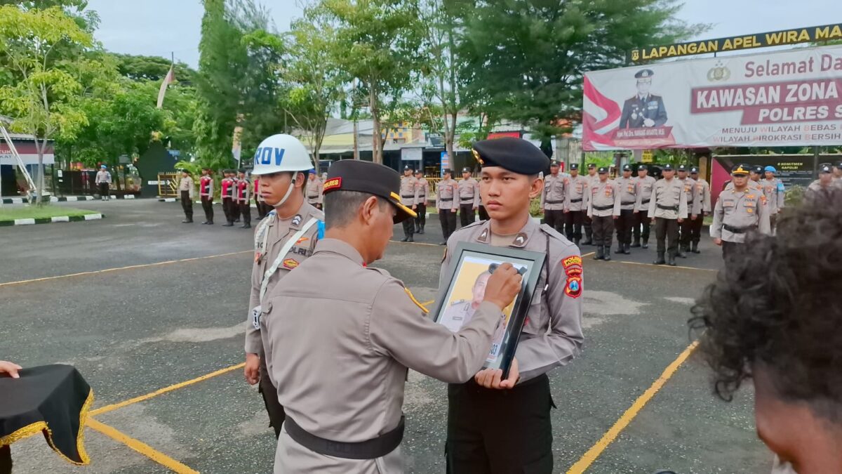 Kapolres Sampang AKBP Hartono memimpin apel pemberhentian tidak hormat Bripka Sunarto (Fais/Kabarterdepan.com)