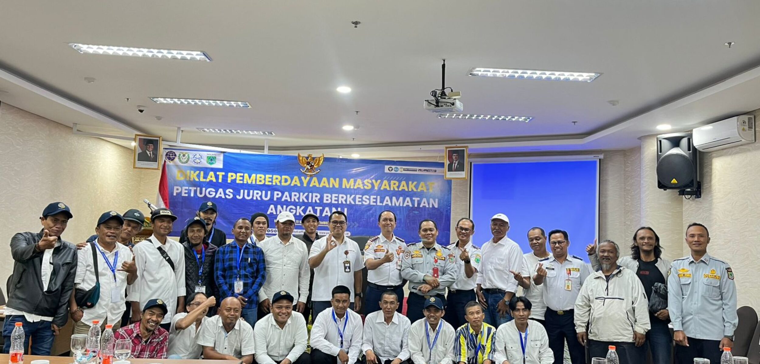 Kabid Perparkiran Dishub Kota Batu, Chilman Suaedi (tengah), saat sesi foto bersama para Jukir disela-sela Diklat Sertifikasi Jukir. (Yan)