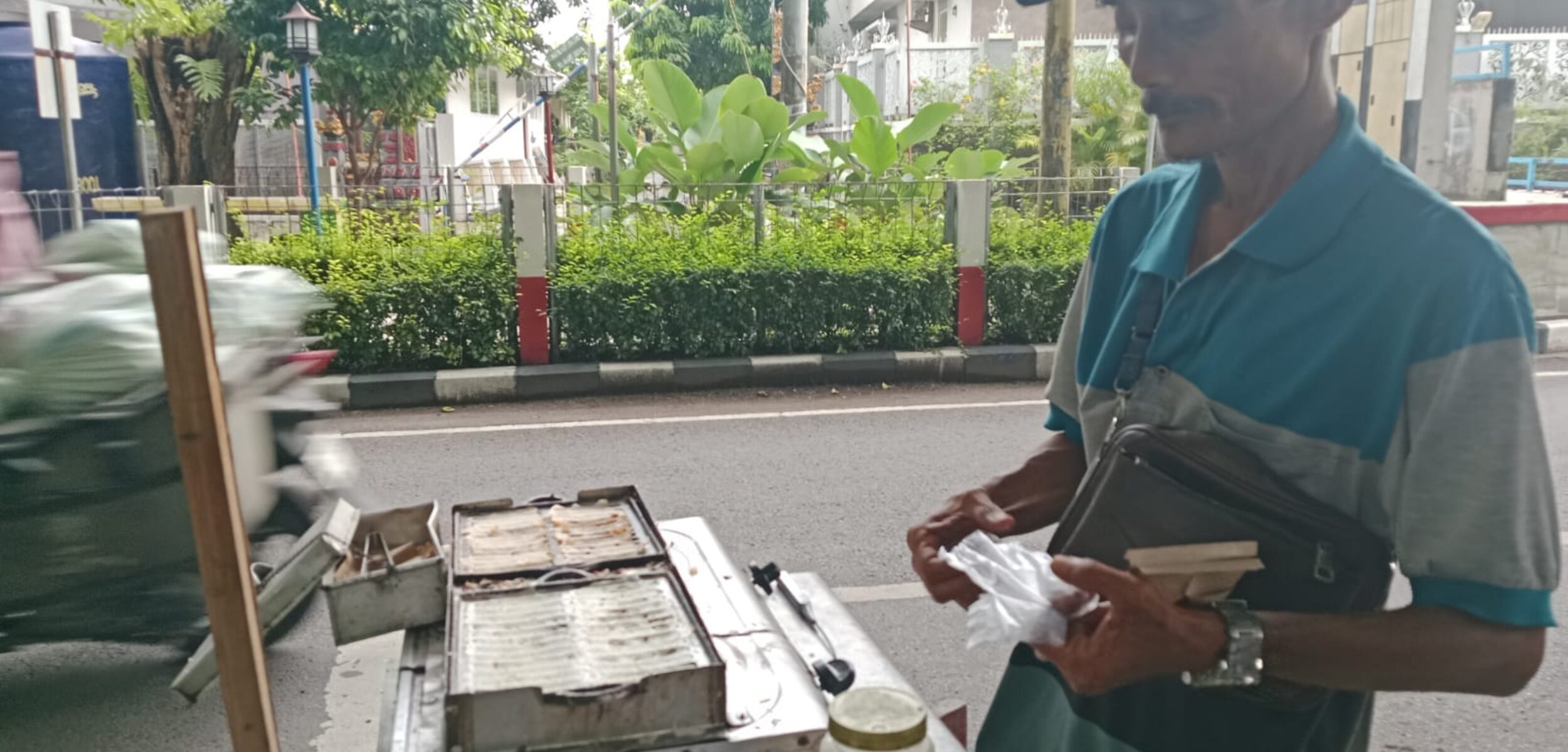 Penjual kue rangi, jajanan tradisional di Kota Mojokerto. (Ezra/Kabarterdepan.com)