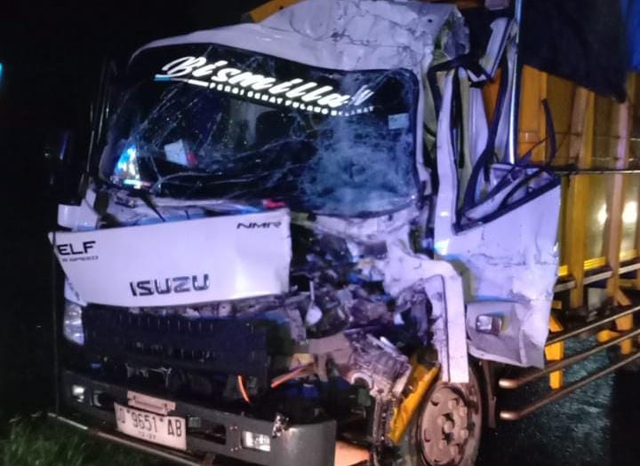 WhatsApp Image 2025 11 12 at 7.23.10 AM 1 Kondisi truk mogok yang ditabrak truk boks sebelum dievakuasi petugas Satlantas Polres Jombang. (Karimatul Maslahah/Kabarterdepan.com)