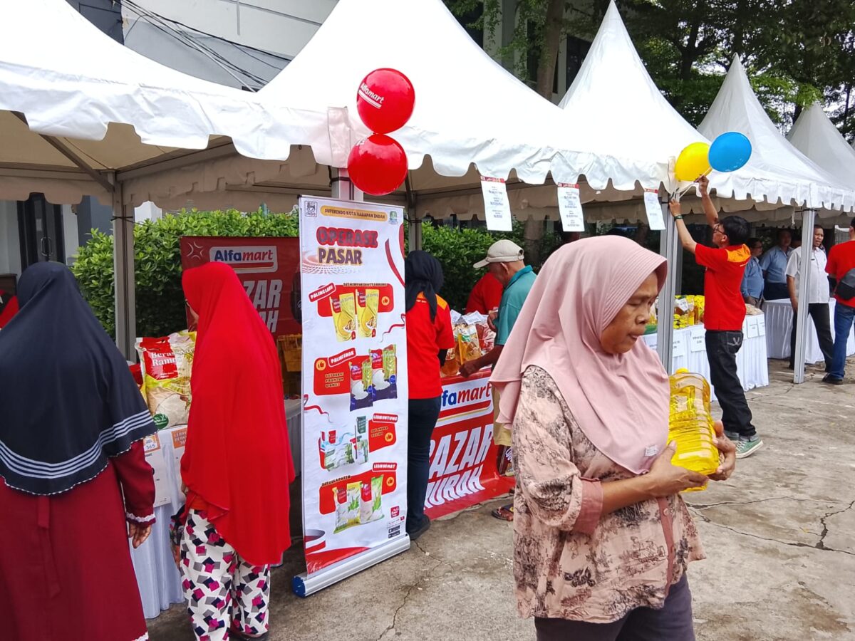 Disperindag Kota Bekasi mengadakan operasi pasar Kelurahan Harapan Mulya. (Yanso/Kabarterdepan.com)