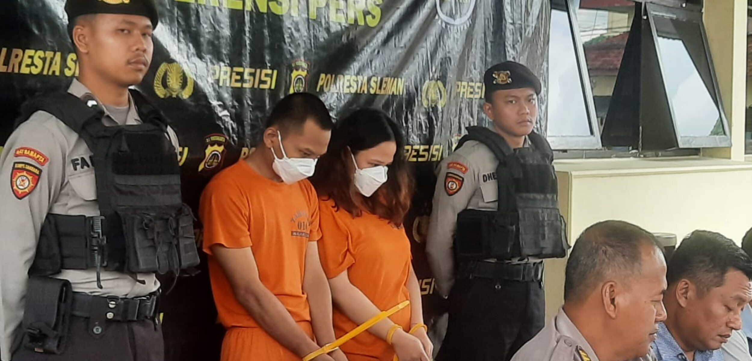 BRI (28) dan DAJ (21) pelaku pembuangan bayi di Sumberharjo, Prambanan, Sleman tertunduk lesu saat dihadirkan dalam jumpa pers di Mapolresta Sleman, Krapyak, Triharjo, Sleman, DIY, Kamis (14/11/2025). (Hadid Husaini/Kabarterdepan.com).