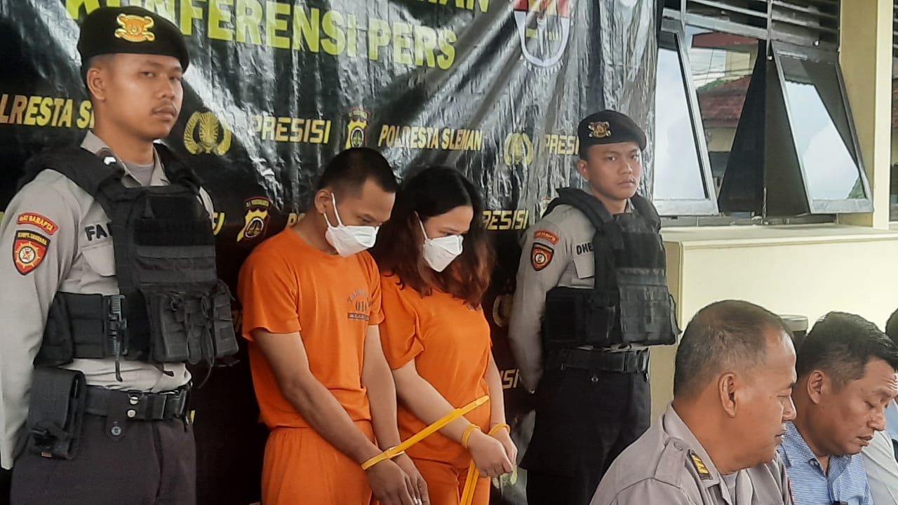 BRI (28) dan DAJ (21) pelaku pembuangan bayi di Sumberharjo, Prambanan, Sleman tertunduk lesu saat dihadirkan dalam jumpa pers di Mapolresta Sleman, Krapyak, Triharjo, Sleman, DIY, Kamis (14/11/2025). (Hadid Husaini/Kabarterdepan.com).