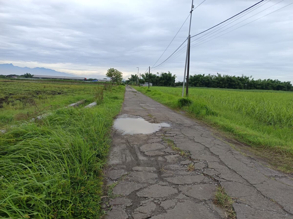 Jalan rusak di Desa Balong Jati, Kecamatan Kemlagi, Kabupaten Mojokerto