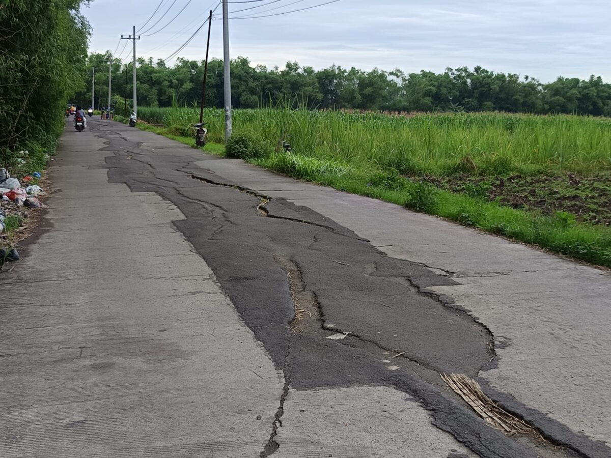 Jalan rusak yang membahayakan para pengguna jalan di jalur penghubung antara Desa Mojokusumo, Kemlagi, dengan Desa Berat Kulon di Kabupaten Mojokerto. (Ezra/Kabarterdepan.com)